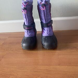 Sorel ‘Youth Flurry’ Purple & Pink Girls Winter Boots with cozy liners. Size 3
